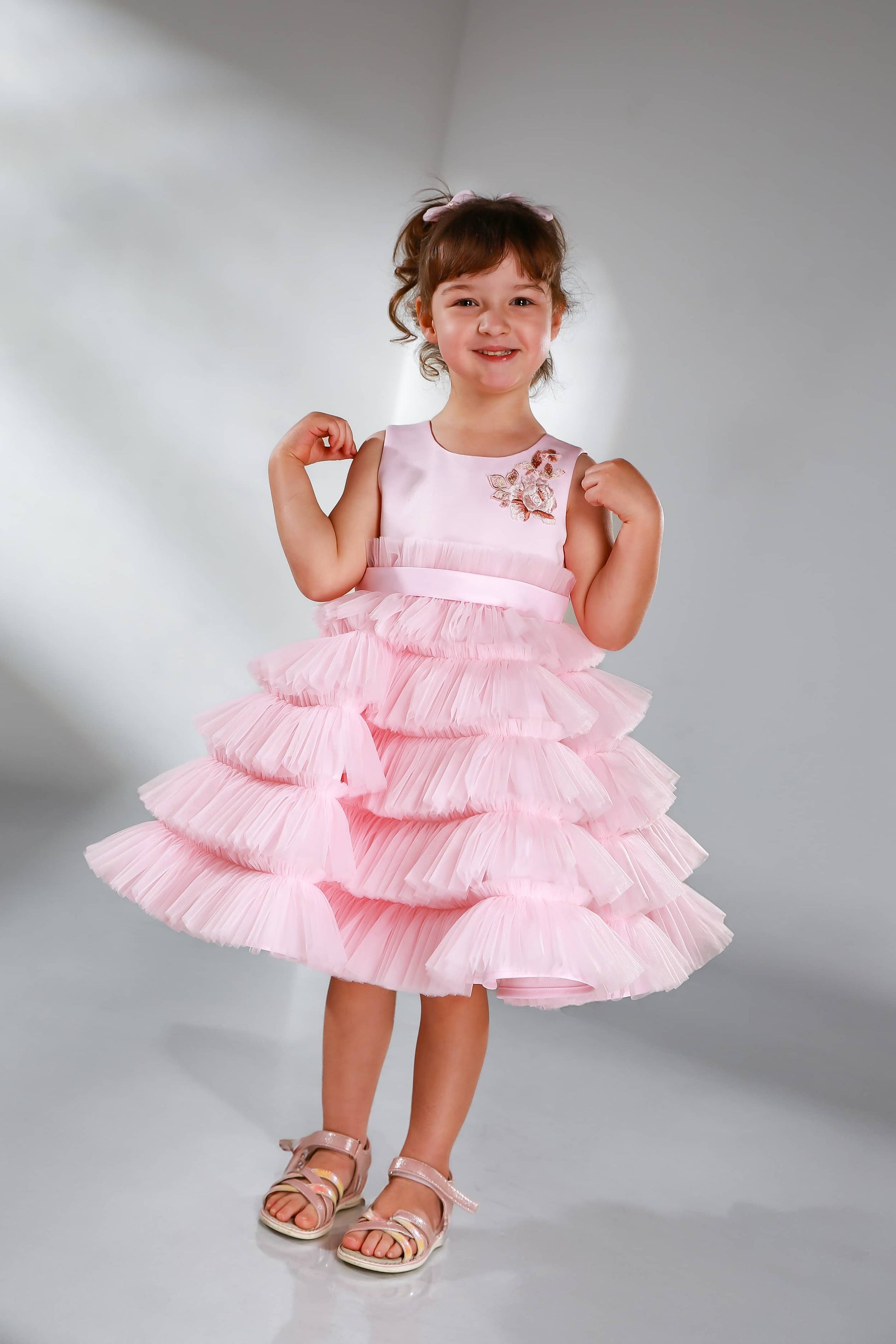Festliches Blumenmädchenkleid aus Tüll und Satin in Rosa, Vorderansicht, sofort lieferbar, elegantes Kleid für Mädchen
