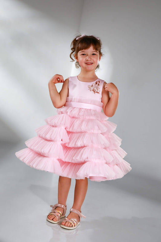 Festliches Blumenmädchenkleid aus Tüll und Satin in Rosa, Vorderansicht, sofort lieferbar, elegantes Kleid für Mädchen