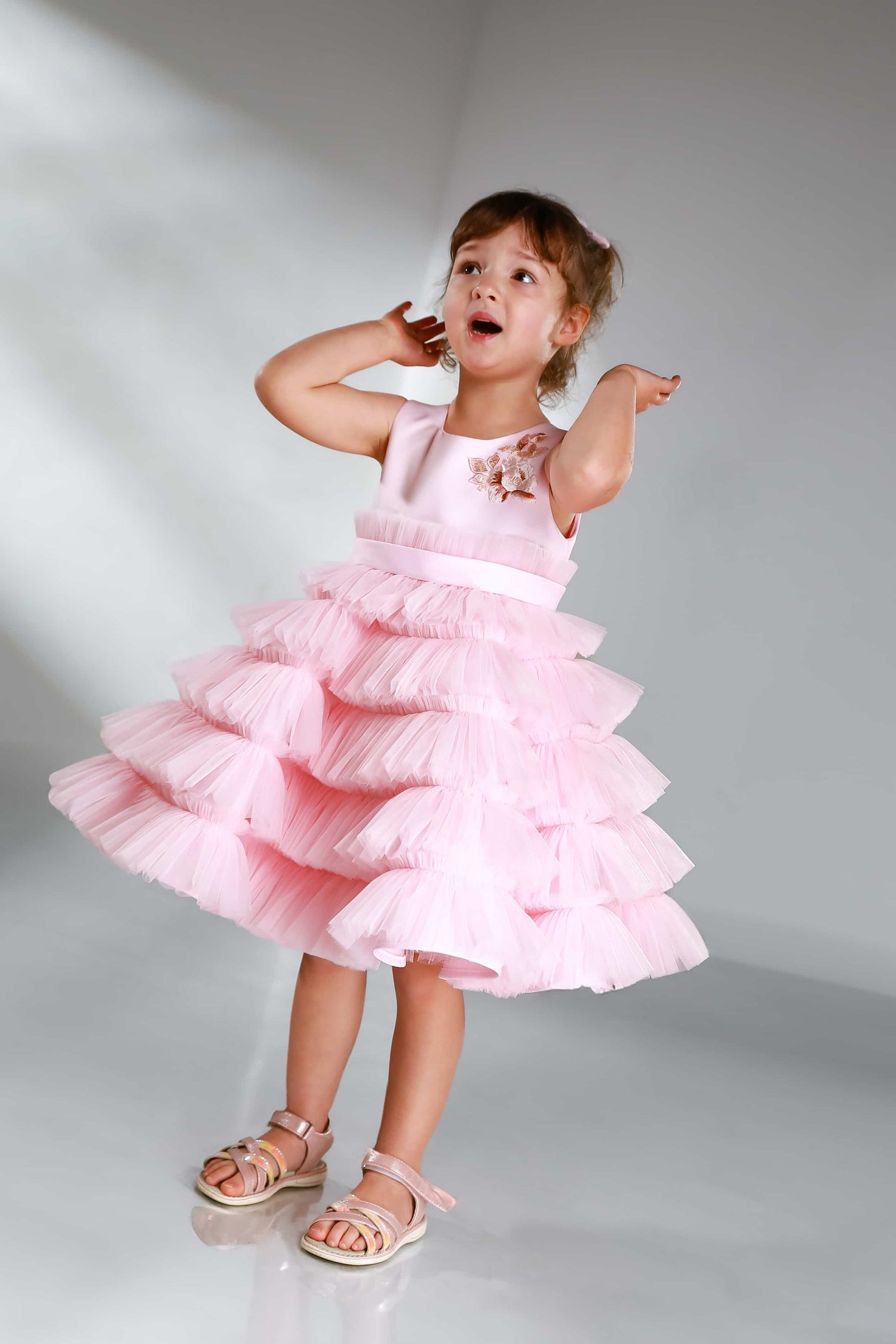 Elegantes Blumenmädchenkleid in Rosa aus Tüll und Spitze, Vorderansicht, festliches Kleid für Mädchen, sofort lieferbar