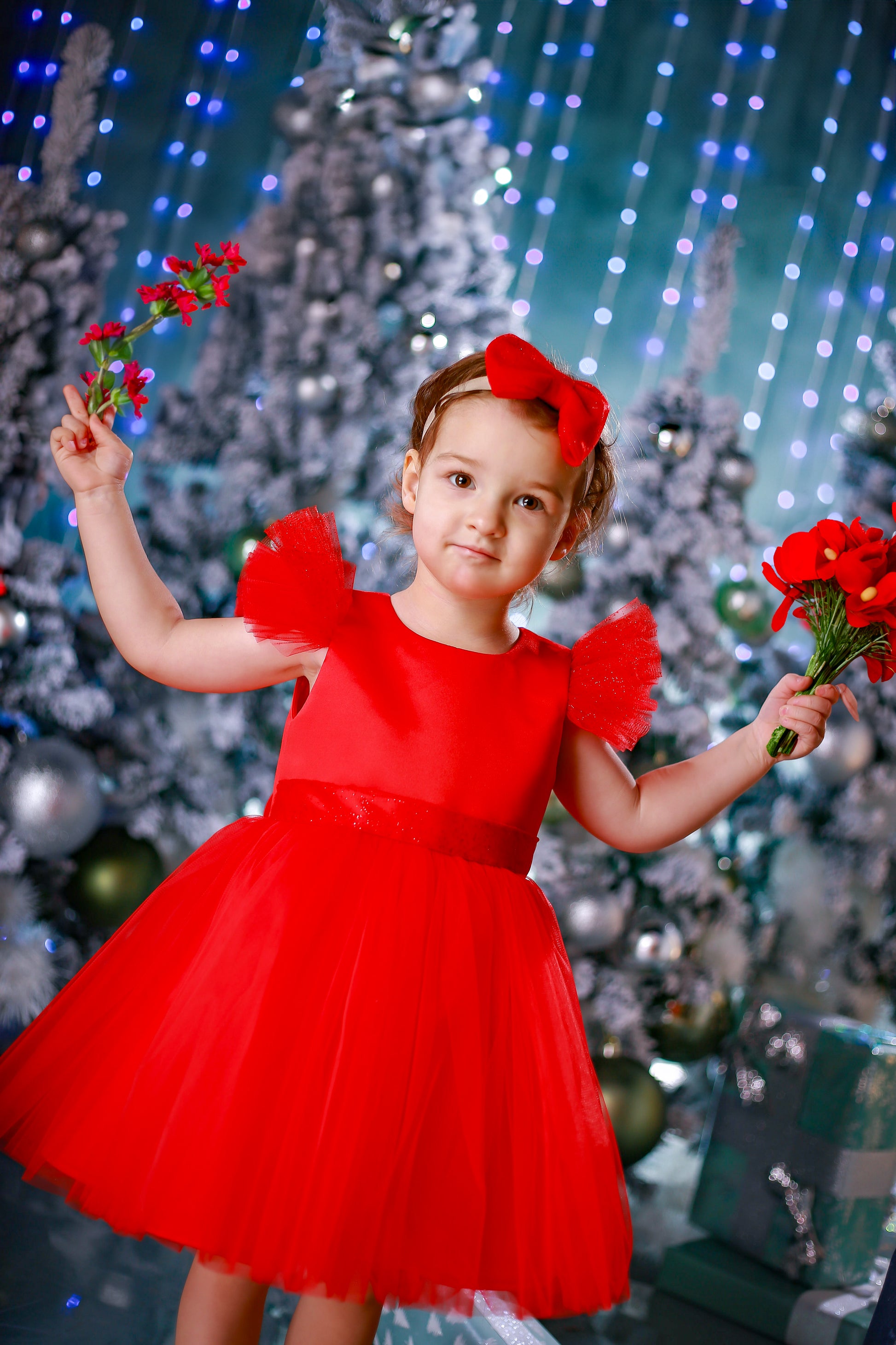 Blumenmädchenkleid Rot aus Satin und Tüll – Modellbild Vorderseite