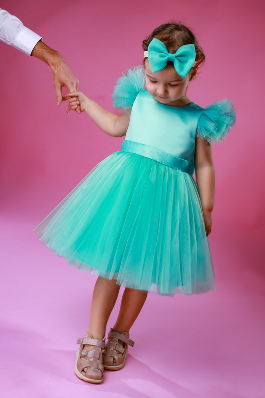 Blumenmädchenkleid Türkis aus Satin und Tüll – Modellbild Vorderseite