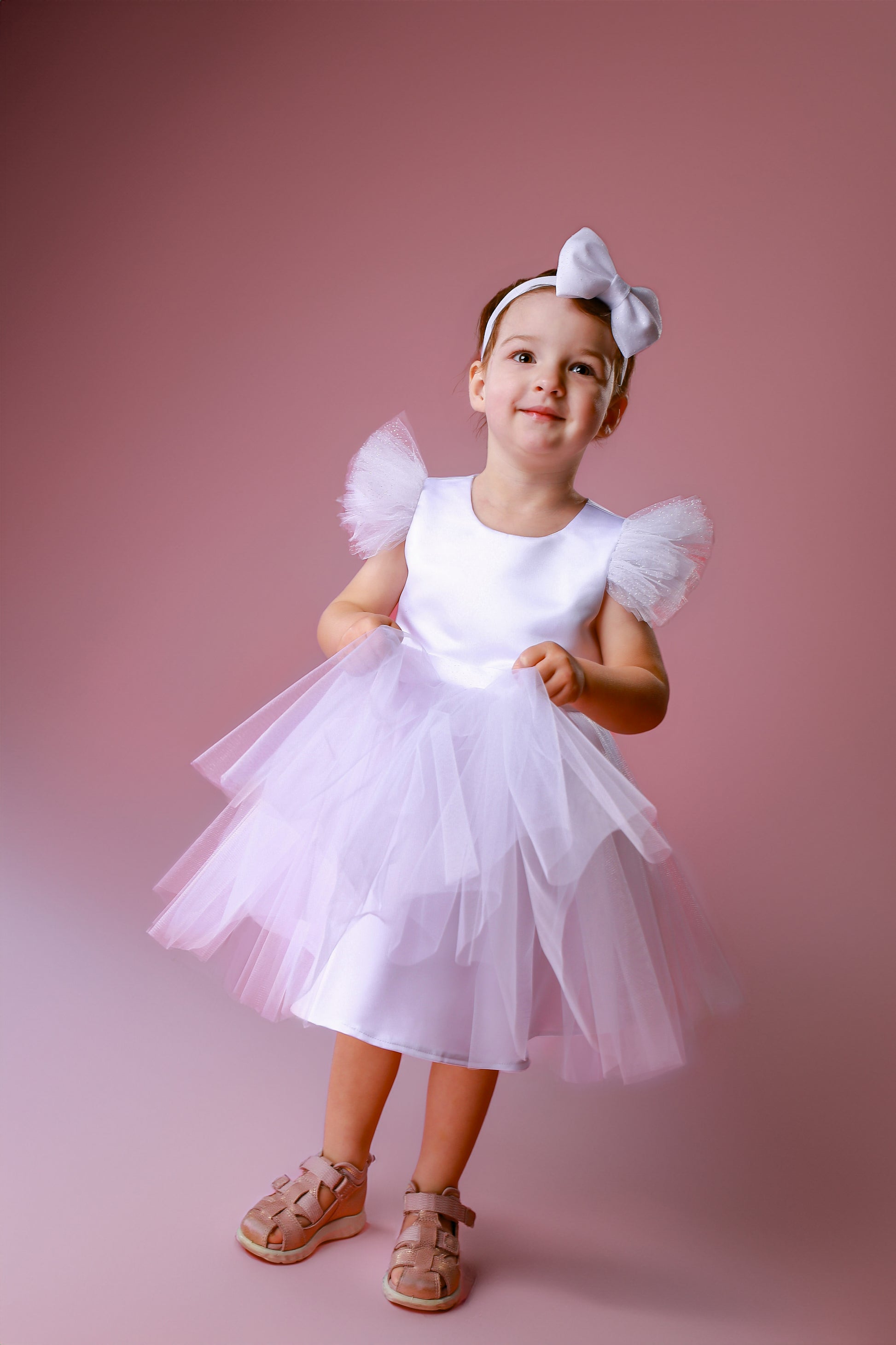 Blumenmädchenkleid Weiß aus Satin und Tüll – Modellbild Vorderseite