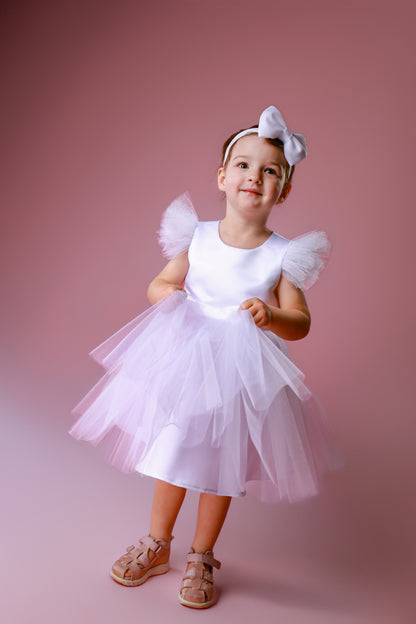 Blumenmädchenkleid Weiß aus Satin und Tüll – Modellbild Vorderseite