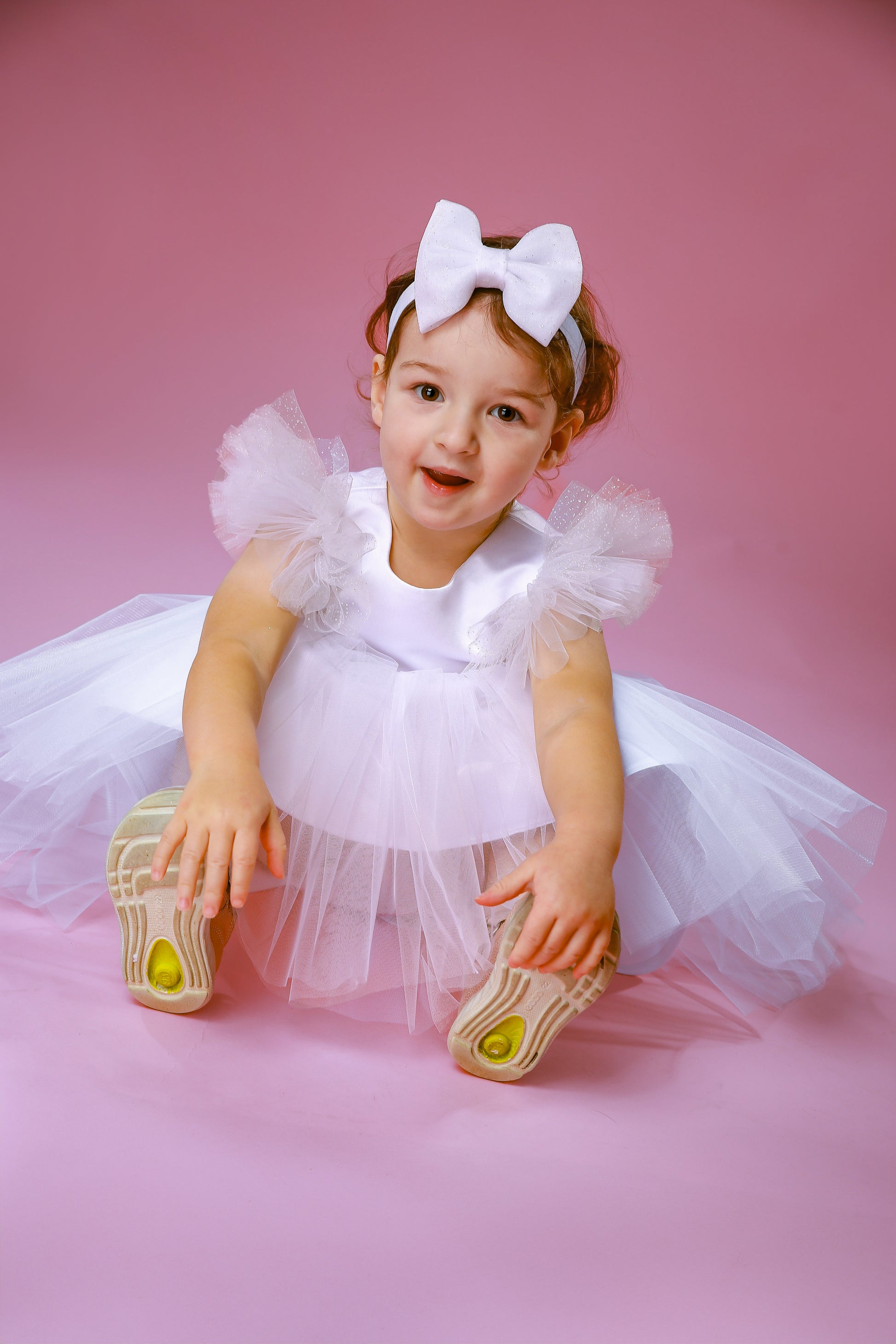 Blumenmädchenkleid Weiß aus Satin und Tüll – Vorderansicht sitzend