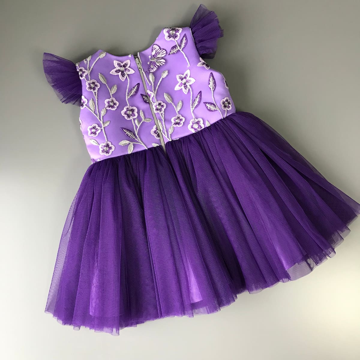 Festliches Kleid für Kinder in Lila, Rückansicht mit Tüllrock und Spitze, elegantes Mädchenkleid für besondere Anlässe