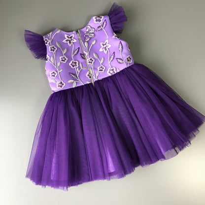 Festliches Kleid für Kinder in Lila, Rückansicht mit Tüllrock und Spitze, elegantes Mädchenkleid für besondere Anlässe