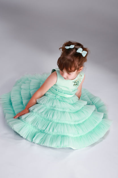Festliches Kleid für Mädchen in Mint, sitzende Ansicht, nach Maß gefertigt für besondere Anlässe