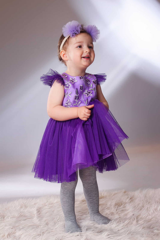 Festliches Mädchenkleid in Lila mit Spitze und Tüll, Vorderansicht am Modell, elegantes Kleid für Baby und Kinder