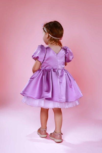 Elegantes Gästekleid für Kleinkinder in Lila, Rückansicht mit dreieckigem Rückenausschnitt, sofort lieferbar