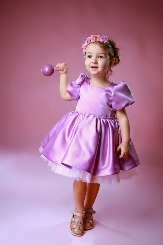 Festliches Kleid für Kleinkinder in Lila aus Satin, Vorderansicht mit Puffärmeln, sofort lieferbar