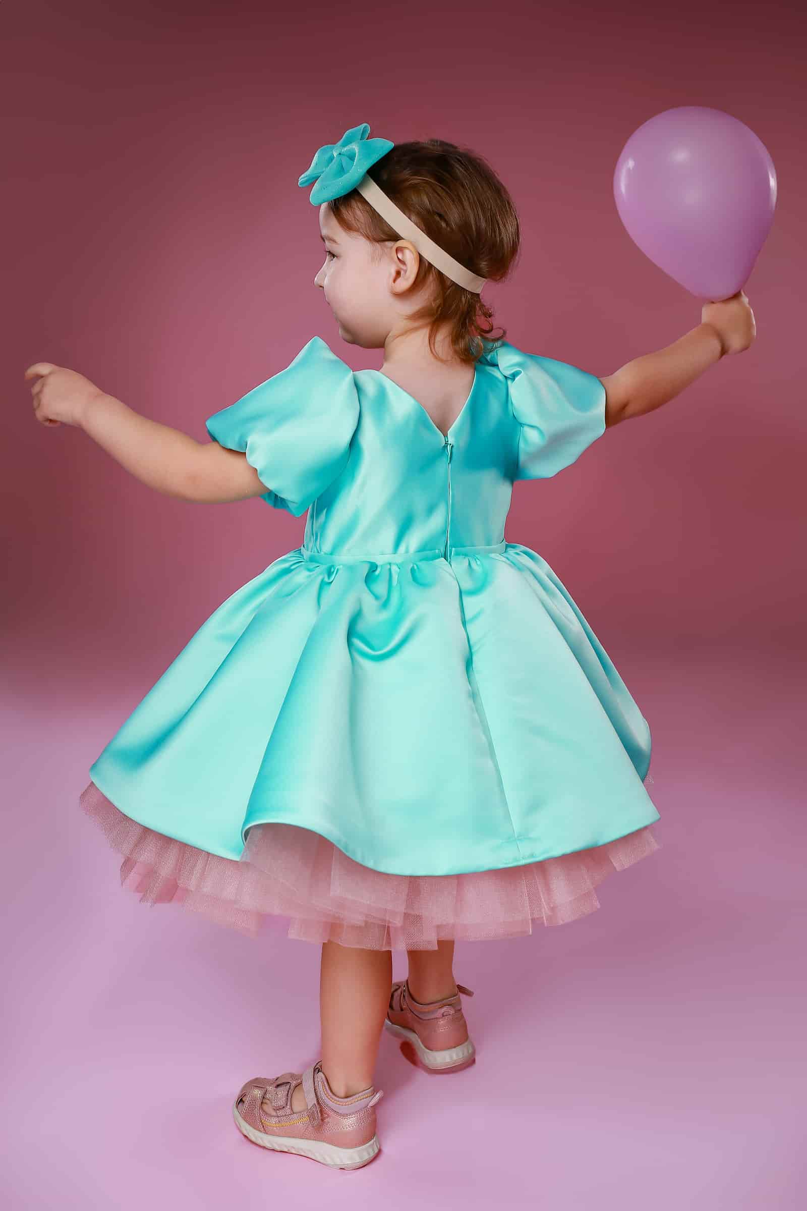 Elegantes Kinderkleid in Türkis aus Satin, Rückansicht mit Reißverschluss, festliches Kleid für besondere Anlässe