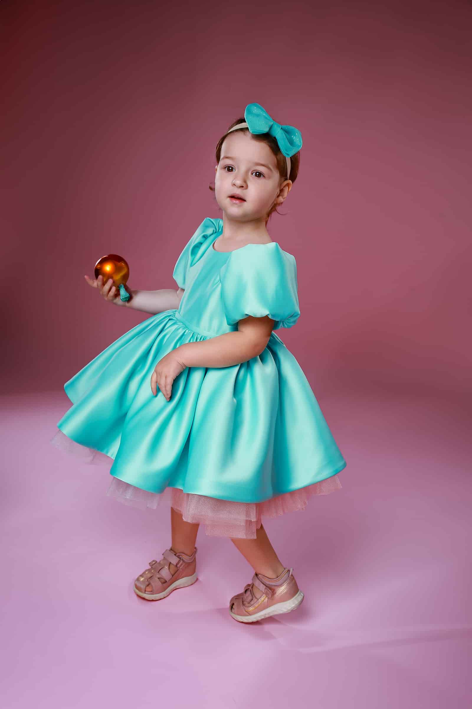 Festliches Kleinkinderkleid in Türkis aus Satin mit Puffärmeln, Vorderansicht, ideal für Hochzeit oder Geburtstag