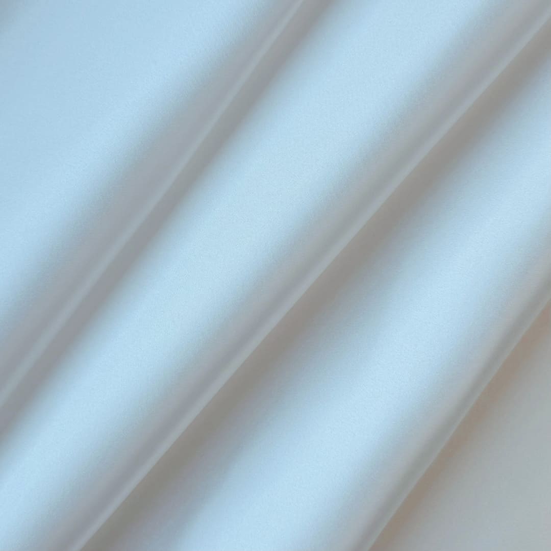 Detail Satin Stoff offwhite Oberfläche