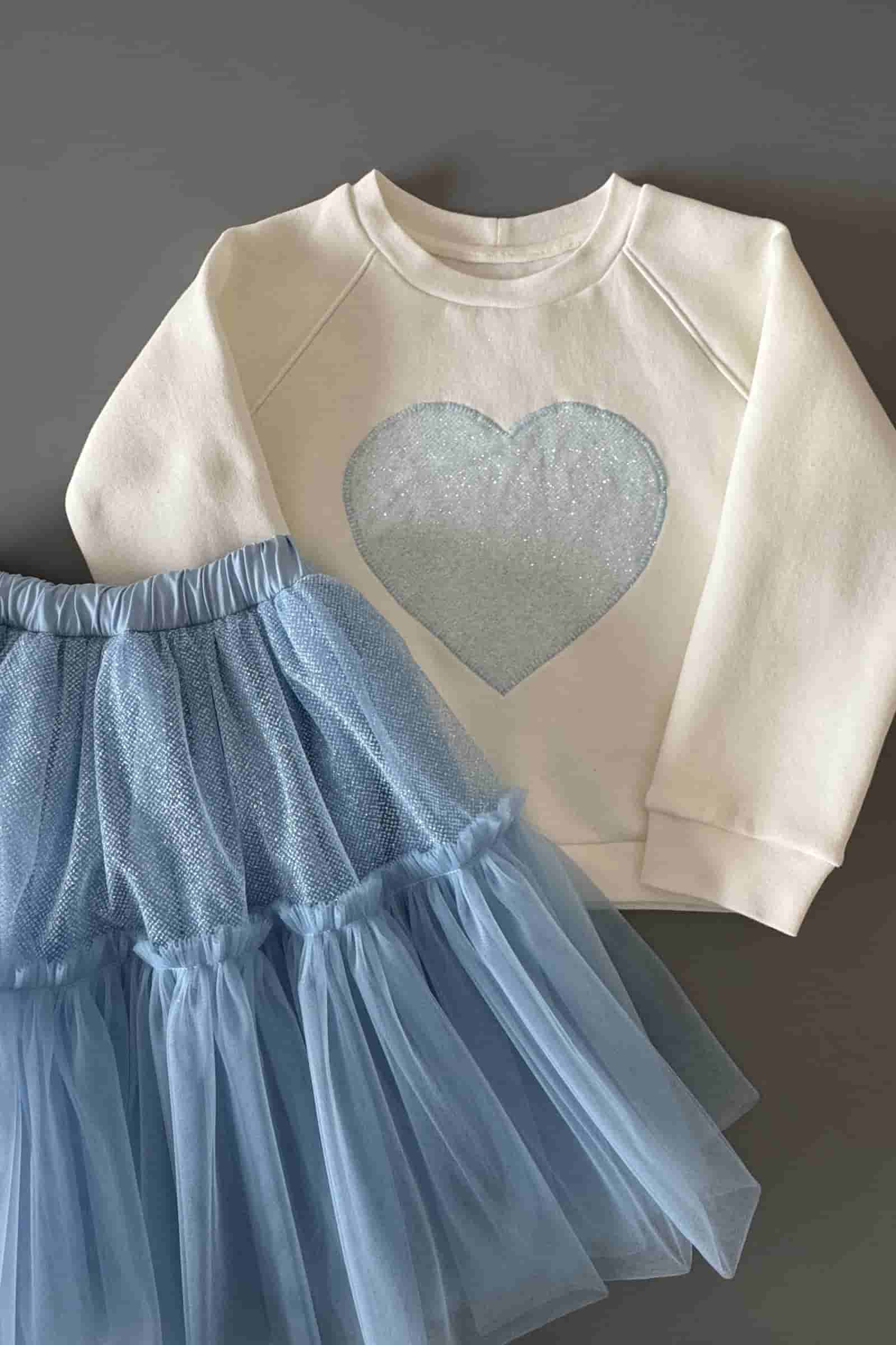 Hellblauer Tüllrock mit Glitzer und Sweatshirt, festliches Outfit für Mädchen