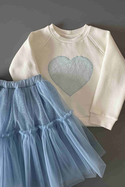 Hellblauer Tüllrock mit Glitzer und Sweatshirt, festliches Outfit für Mädchen