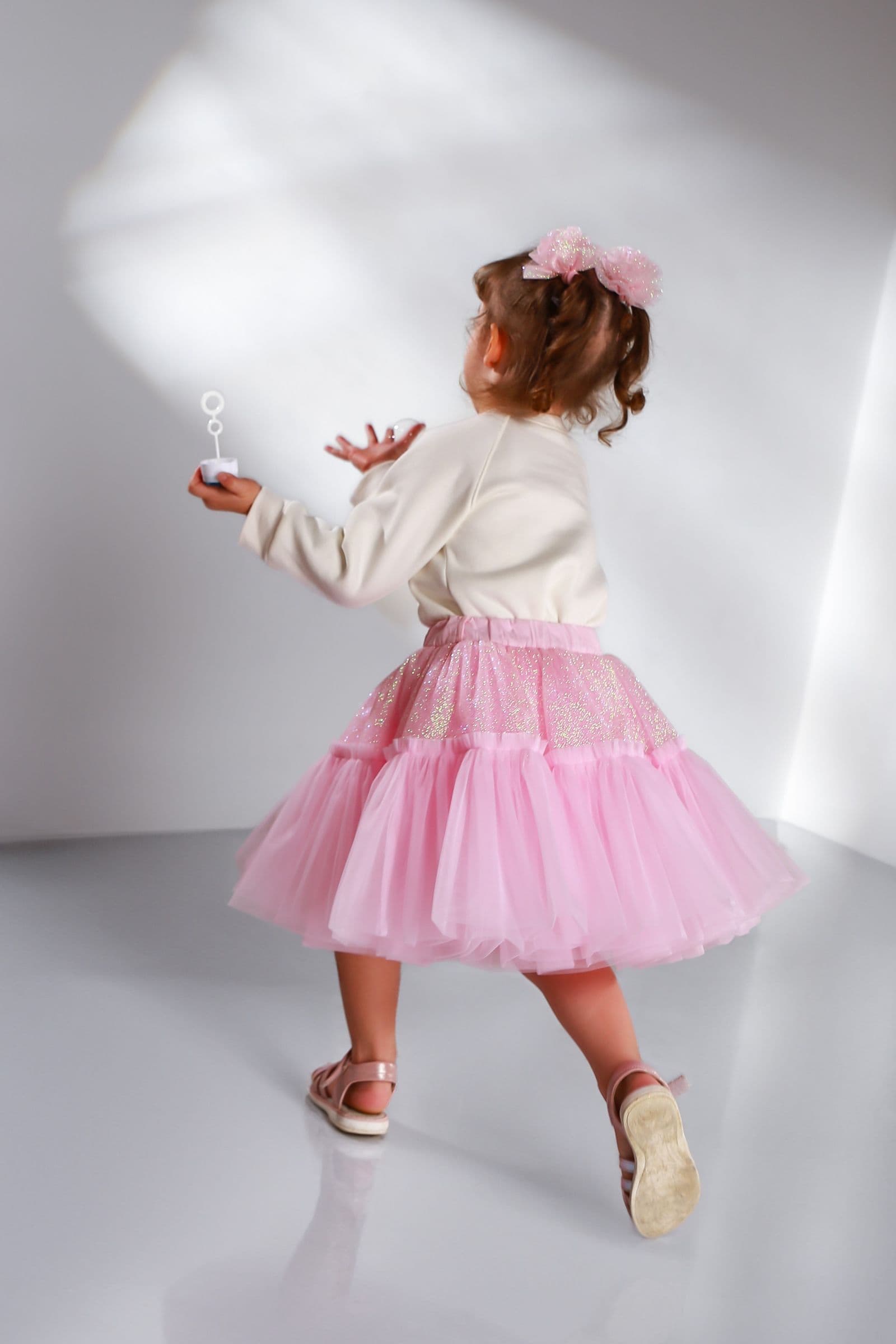 Rückansicht festliches Mädchen Outfit mit rosa Glitzer Tüllrock und weißem Sweatshirt mit Glitzerherz