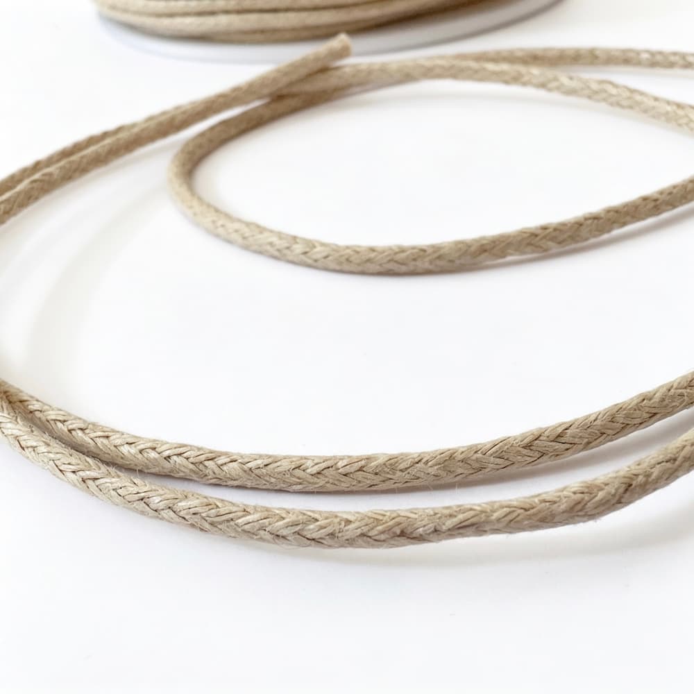 Nahaufnahme der gewachsten Baumwollschnur 1,8 mm in Hellbeige