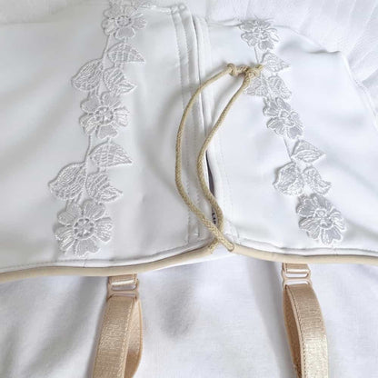 Gewachste Baumwollschnur als Schnürung an einem Kleid verwendet